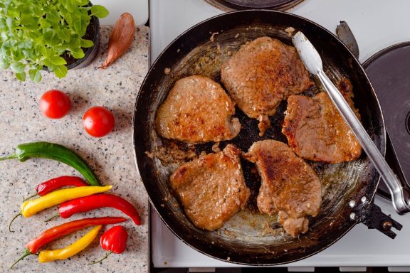 LOMO de cerdo Acompañadas de PAPAS ENSALADAS