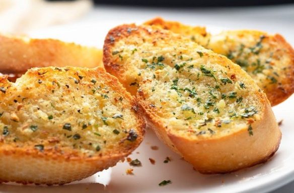 PAN CON AJO Y QUESO