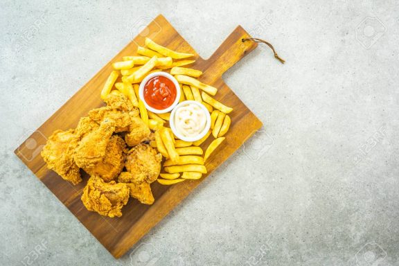 PLATO DE TIRAS DE POLLO ENPANADO CON, PAPAS FRITAS HUEVO Y GUARNICION 